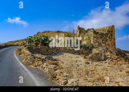 Ano Mera, Mykonos, Cicladi, Grecia - rovine di Gyzi, rovine del castello del XIII secolo appartenenti alla famiglia veneziana Gyzi, situate proprio accanto al Paleokast Foto Stock