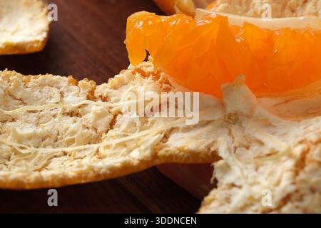 Vista ravvicinata dei segmenti di frutta arancione che mostrano colori e consistenza vivaci. Foto Stock