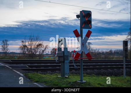 Attraversamento di una ferrovia durante la costruzione senza un braccio di barriera. Attraversamento di una ferrovia durante la costruzione senza bracci di barriera e dischi SH2 nel binario Foto Stock
