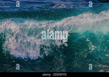 Onde infranti su una spiaggia di la Jolla, San Diego, California, Stati Uniti Foto Stock