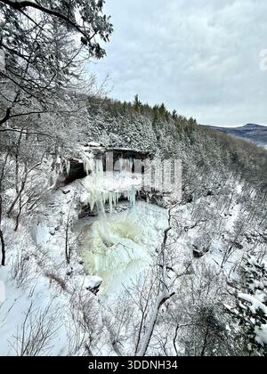 Le spettacolari cascate Kaaterskill, situate vicino al lago North South, vicino a Tannersville e alle Haines Falls, New York, si trovano all'interno delle Catskill Mountains. Foto Stock