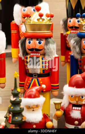 Tradizionale crocchette di legno colorate al mercato di Natale di Vienna. 20 dicembre 2025, Vienna, Austria Foto Stock