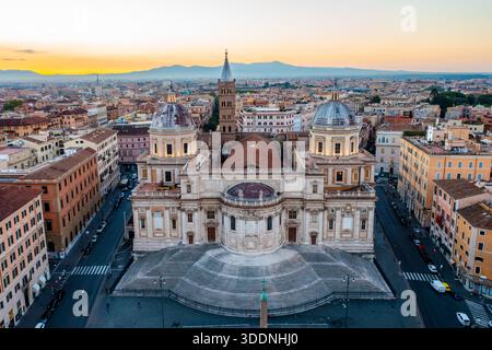 Roma Italia - 4 ottobre 2022: Veduta aerea della Basilica Papale di Santa Maria maggiore all'alba a Roma Italia Foto Stock