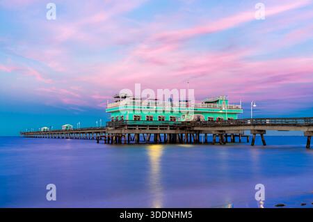 Norfolk Virginia - 12 ottobre 2022: Lunga esposizione del molo di pesca Ocean View a Norfolk Virginia subito dopo il tramonto Foto Stock