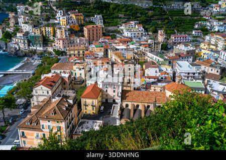 Vista di minori sulla Costiera Amalfitana in Italia dal Sentiero dei Limoni Foto Stock