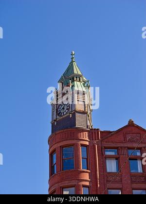 Torre dell'orologio ornata rivestita in rame, con edificio del 1892 Savings Bank nel centro di Marquette, Michigan Foto Stock