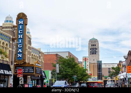 Ann Arbor Michigan - 20 agosto 2022: Edifici teatrali con cartelli del Michigan e dello stato in una strada trafficata di Ann Arbor Foto Stock