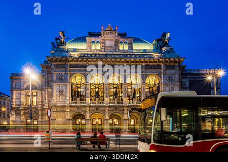 Vista notturna del Teatro dell'Opera di Vienna in Austria, catturata il 1° novembre 2025, con architettura illuminata e percorsi luminosi dinamici Foto Stock