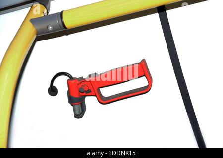 martello di evacuazione con manico in plastica rosso sigillato sulla parete degli autobus dei trasporti pubblici Foto Stock