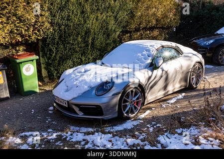 Porsche 911 (generazione 992) coperta di neve, Grinzing, Vienna, Austria. Foto Stock