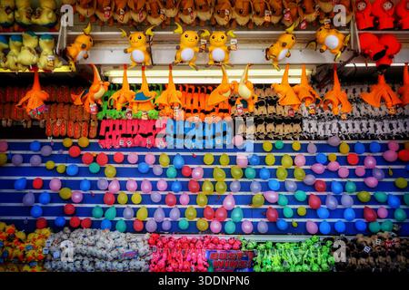 Gioco di freccette in mongolfiera della contea con premi per animali di peluche Foto Stock
