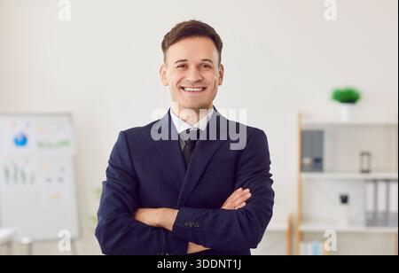 Ritratto di un uomo d'affari sorridente e maturo sul posto di lavoro, da vicino. Concetto di successo e stabilità finanziaria. Risultati in ambito commerciale e. Foto Stock