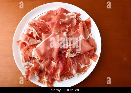Prosciutto spagnolo tradizionale servito come prelibatezza gourmet Foto Stock