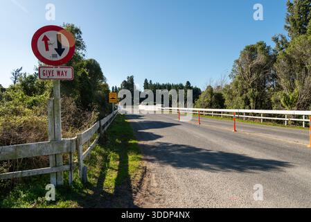 Lascia il cartello sul ponte della gola del fiume Waimakariri Foto Stock