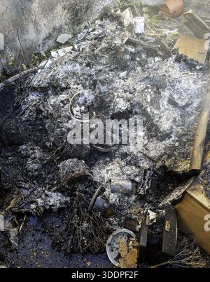 Particolare del vecchio crematorio con resti di ossa umane, cimitero Foto Stock