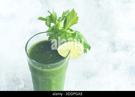 Bicchiere con frullato verde, sedano e spinaci, mela e kiwi, cetriolo, frullato di verdure, colazione fatta in casa, niente persone Foto Stock