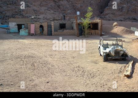 Edifici nel deserto e veicoli antichi nel Sinai del Sud, Egitto Foto Stock