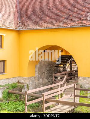 Vecchio mulino ad acqua tradizionale nella vecchia città del lago Tata, Ungheria, Europa Foto Stock