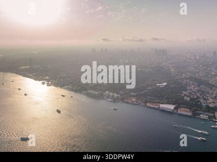Uno scatto aereo cattura un vibrante paesaggio costiero con architettura diversificata immerso nel verde lussureggiante. Istanbul presenta una splendida miscela di Foto Stock