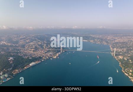 Una vista aerea mozzafiato che mostra il Ponte sul Bosforo che collega Europa e Asia, con la vibrante città di Istanbul che circonda. L'ampia wa Foto Stock
