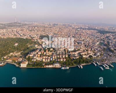 Uno scatto aereo cattura un vibrante paesaggio costiero con architettura diversificata immerso nel verde lussureggiante. Istanbul presenta una splendida miscela di Foto Stock