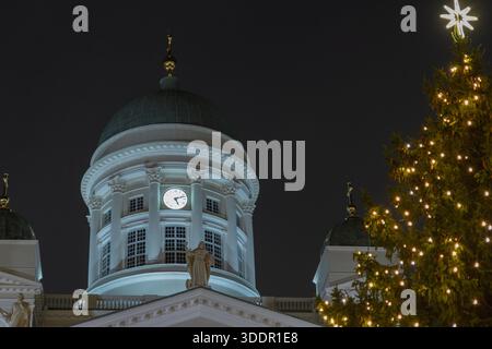 Helsinki, Finlandia - 22 dicembre 2025: Cattedrale di Helsinki in Piazza del Senato, illuminata di notte durante il periodo natalizio con la città di Natale Foto Stock