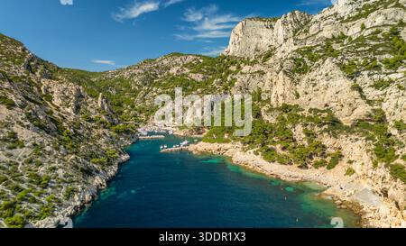 Vista aerea di Calanque de Morgiou sulla costa mediterranea vicino a Marsiglia, Francia meridionale. Foto Stock