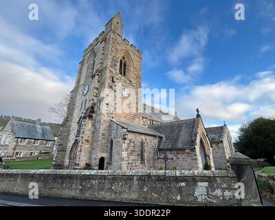 Edificio storico in pietra della chiesa All Saints nel villaggio di Rothbury in Inghilterra con navata, torre e dettagli architettonici. Foto Stock