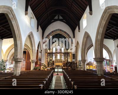Edificio storico in pietra della chiesa All Saints nel villaggio di Rothbury in Inghilterra con navata, torre e dettagli architettonici. Foto Stock