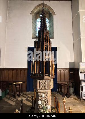 Chiesa di tutti i Santi a Rothbury, Inghilterra, che mostra l'esterno in pietra, la navata, i transetti, la torre e le caratteristiche architettoniche di questa chiesa parrocchiale in gran parte ricostruita Foto Stock