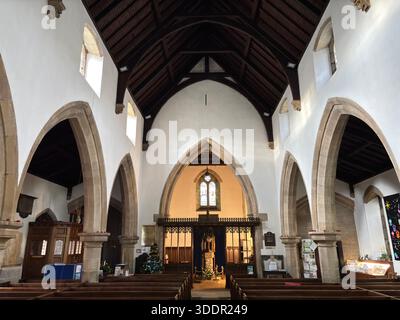 Chiesa di tutti i Santi a Rothbury, Inghilterra, che mostra l'esterno in pietra, la navata, i transetti, la torre e le caratteristiche architettoniche di questa chiesa parrocchiale in gran parte ricostruita Foto Stock