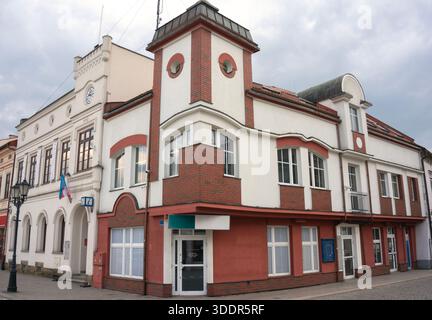 Edificio ad angolo sulla Piazza del mercato principale (Rynek Główny). Giorno cupo e nuvoloso. Oświęcim, Polonia. Foto Stock