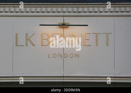 Londra, Regno Unito. 3 gennaio 2026. Un negozio LK Bennett in una strada inglese. Il marchio di moda, noto per l'abbigliamento e le calzature eleganti, è sull'orlo del collasso e deve affrontare gravi difficoltà finanziarie, mettendo in discussione il futuro della sua attività. Crediti: Waldemar Sikora / Alamy Live News Foto Stock