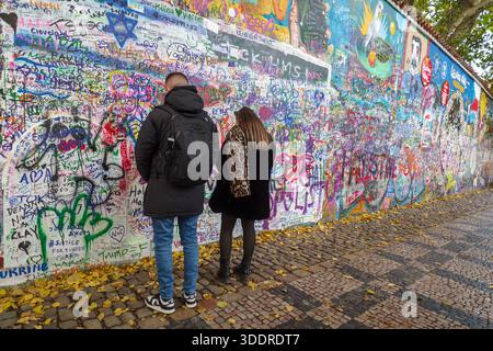 Muro dedicato a John Lennon a Praga oggi è un punto di interesse turistico Foto Stock