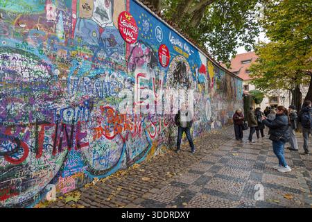 Muro dedicato a John Lennon a Praga oggi è un punto di interesse turistico Foto Stock