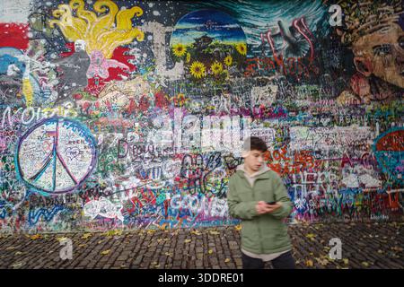 Muro dedicato a John Lennon a Praga oggi è un punto di interesse turistico Foto Stock