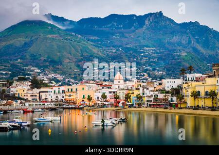 Forio, Ischia, Italia sull'acqua al tramonto. Foto Stock