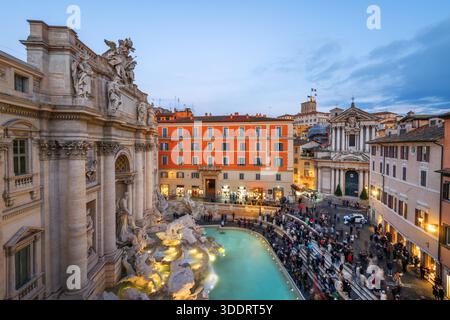Roma, Italia con vista sulla Fontana di Trevi al crepuscolo. Foto Stock