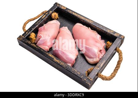 Filetti di cosce di pollo crude in un vassoio di legno isolato su sfondo bianco. Foto Stock