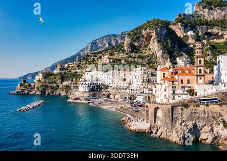 Vista aerea del famoso villaggio costiero di Atrani situato sulla Costiera Amalfitana, Italia. Piccola città Atrani sulla Costiera Amalfitana in provincia di Salerno, regione Campania Foto Stock