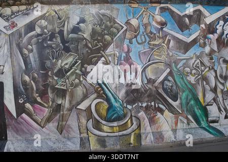 BERLINO-Germania-17 aprile 2025, murale astratto dipinto su un segmento sopravvissuto del muro di Berlino, parte della East Side Gallery di Berlino, Germania. Simb Foto Stock