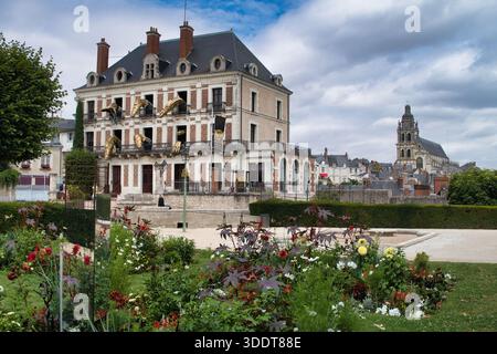 Blois -Centre-Val de Loire-France-16 luglio 2025, vista esterna della Maison de la Magie Robert-Houdin a Blois, Francia, con l'iconico dr. Dorato Foto Stock
