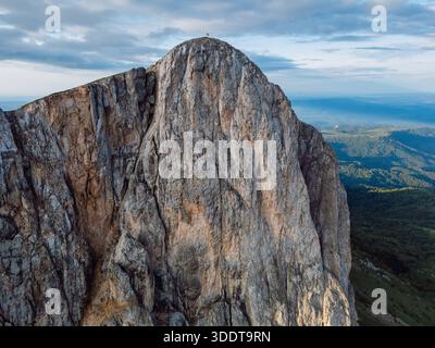 Monte roccioso Bolshoy Tkhach nel Caucaso, sopra la vista Foto Stock
