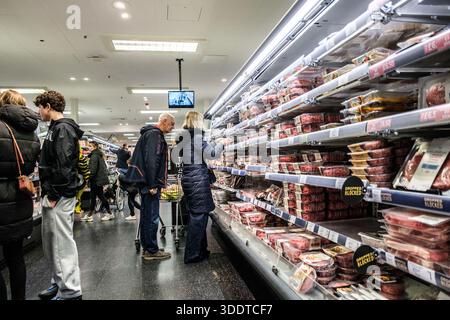 Londra Regno Unito, 3 gennaio 2026, Small Group of People Shopping in A Supermarket Foto Stock