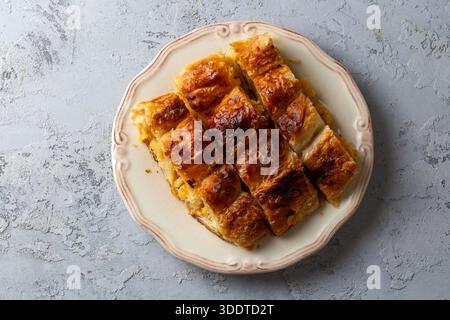 borek di pasta filla ripiena di carne alla turca servito con kol boregi. Foto Stock