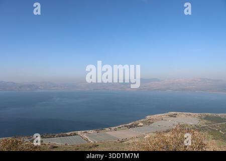 Il Kineret, noto anche come Mare di Galilea o Lago Tiberiade, nel nord di Israele, il 22 dicembre 2025. Foto di Raquel G. Frohlich. Foto Stock