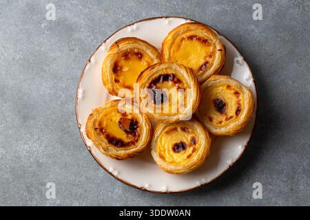 Tipiche crostate portoghesi alla crema pasticcera - 'Pastel de nata' o 'Pastel de Belem'. Pasticceria tradizionale portoghese. Foto Stock