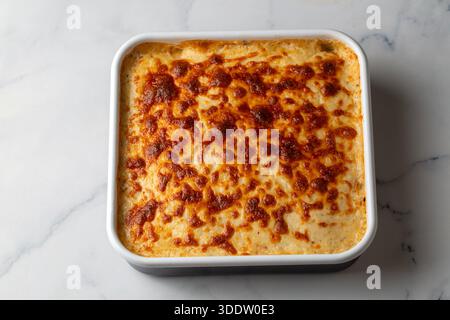 Tradizionale casseruola greca di patate, melanzane e formaggio - moussaka Foto Stock