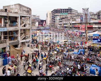 Veduta del nuovo mercato su Mirpur Road, Dacca, Bangladesh, che mostra un denso commercio di strada, risciò, pedoni ed edifici commerciali in un affollato incrocio. Foto Stock
