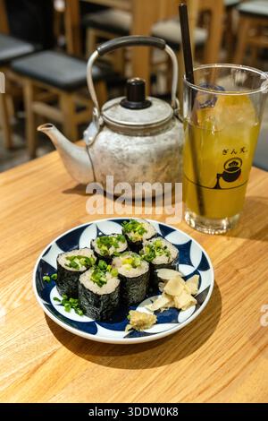 Saury maki roll e tè del Pacifico al ristorante Ginten, Ginza, Tokyo, Giappone Foto Stock